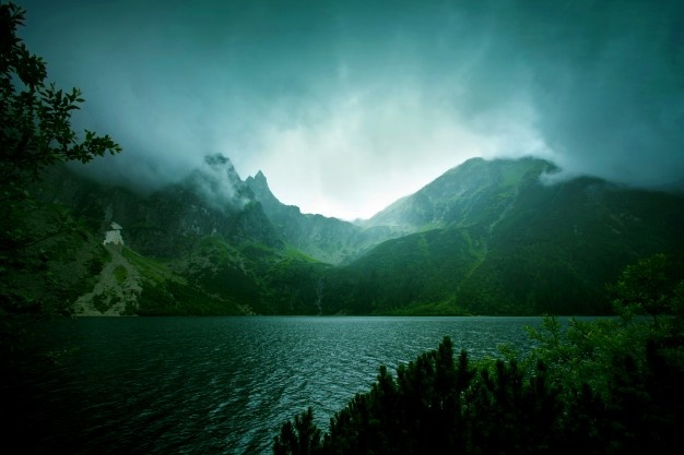 fog-dark-clouds-mountains_1204-503